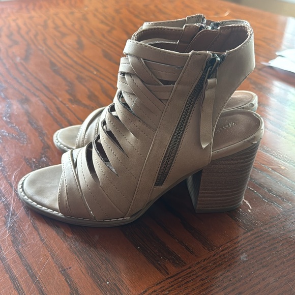 Universal thread Strappy Heel Sandals Sz. 6 - Picture 2 of 4
